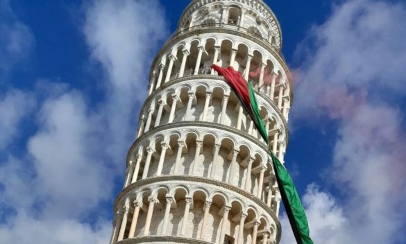 Corteo e bandiera palestinese su Torre di Pisa, occupata per cessate il fuoco