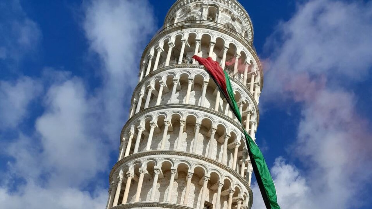 Corteo e bandiera palestinese su Torre di Pisa, occupata per cessate il fuoco