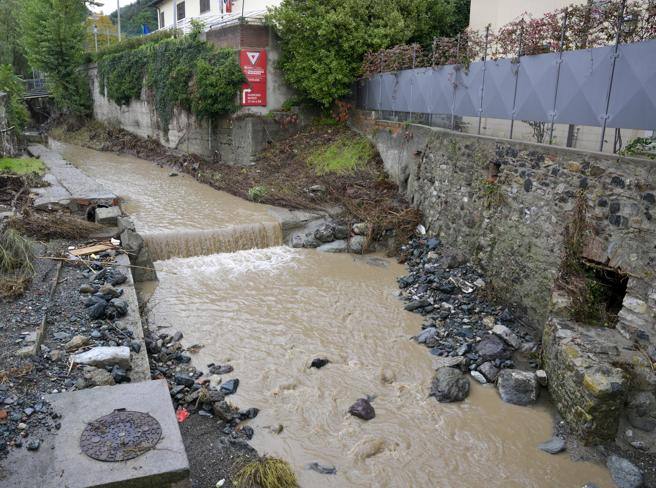 Torrente Prato esonda, 170 evacuati. «Salite ai piani alti», emergenza in corso.