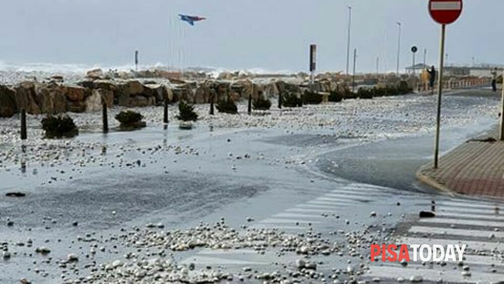 Toscana in allerta meteo per pioggia, vento e mareggiate.