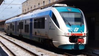 Treno passeggeri fuoriuscito dai binari causa ritardi Pisa-Lucca-Firenze.