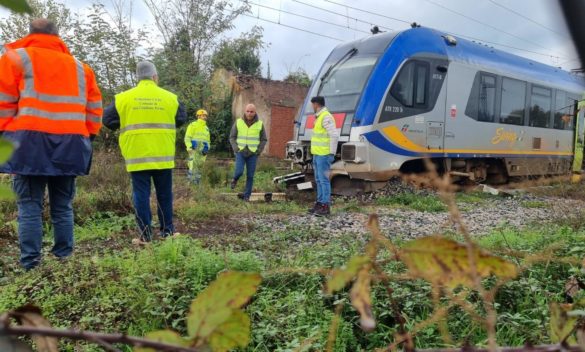 Treno regionale deraglia tra Pisa e Lucca, 40 passeggeri evacuati