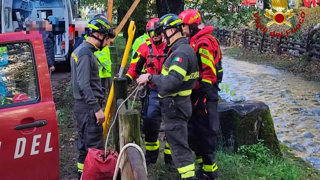 Trovato corpo di donna in fosso a Pistoia, in corso indagini