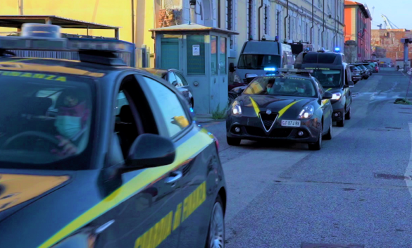 Turisti borseggiati a Livorno, aiuto della Guardia di Finanza