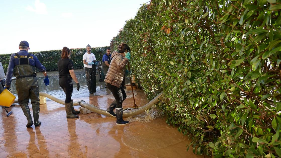 Ultimi evacuati tornano a casa dopo l'alluvione a Prato.