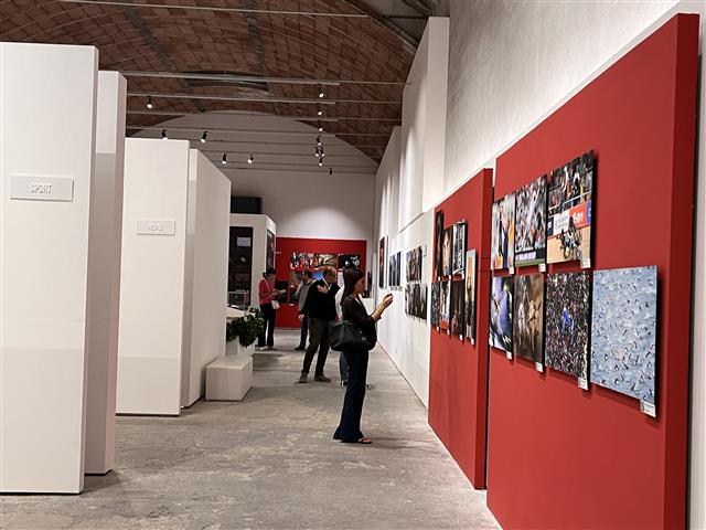 Ultimo weekend per mostre fotografiche del Siena Awards. Mostra a cielo aperto a Sovicille, Chiusdino e San Galgano.