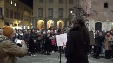 Un flash mob in piazza del Comune per leggere i nomi delle donne vittime di femminicidio.