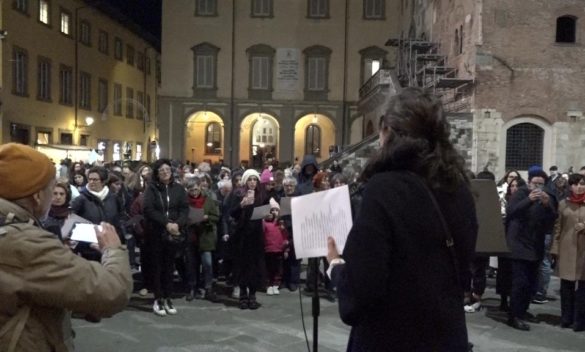 Un flash mob in piazza del Comune per leggere i nomi delle donne vittime di femminicidio.