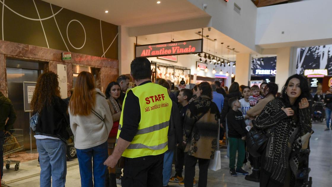 Una domenica sospesa tra montagne di rifiuti e lo shopping.