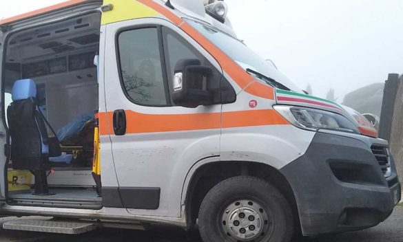Uomo rompe finestrini ambulanza e attacca personale sanitario - Tusciaweb.eu