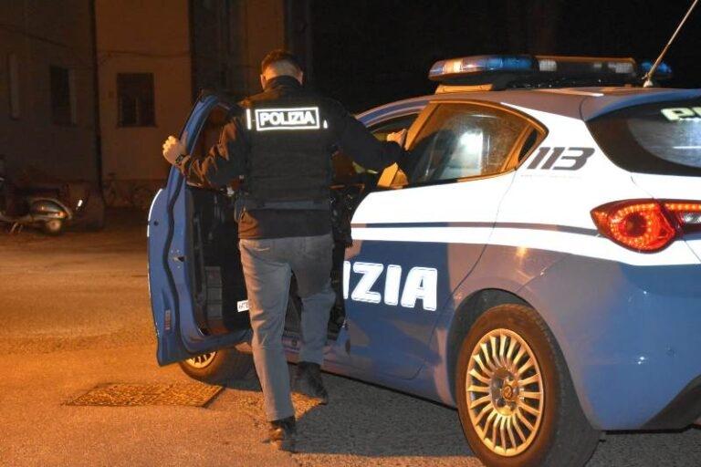 Vandali colpiscono Firenze, 9 specchietti rotti. Indagine in corso.