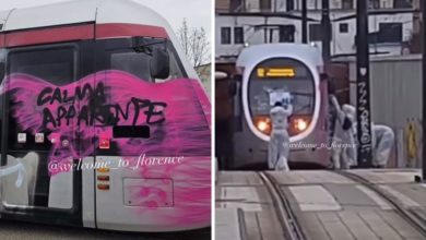Vandali in tuta bianca imbrattano tramvia a Firenze, passeggeri costretti a scendere – Video
