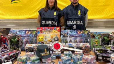 Venditore sequestrato e multato per vendita giocattoli contraffatti a Livorno