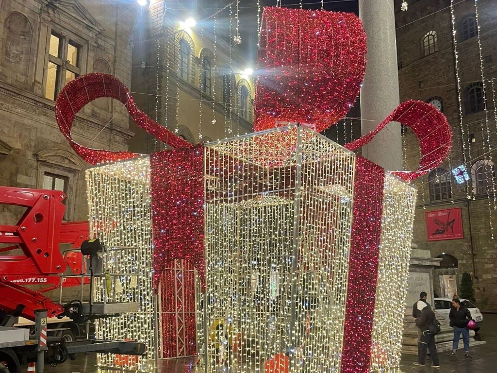 Via Tornabuoni illuminata da pacchi regalo e luci, pronta per le nuove luminarie.