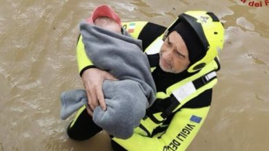 Vigile del fuoco premiato per salvataggio neonata durante alluvione a Quarrata.