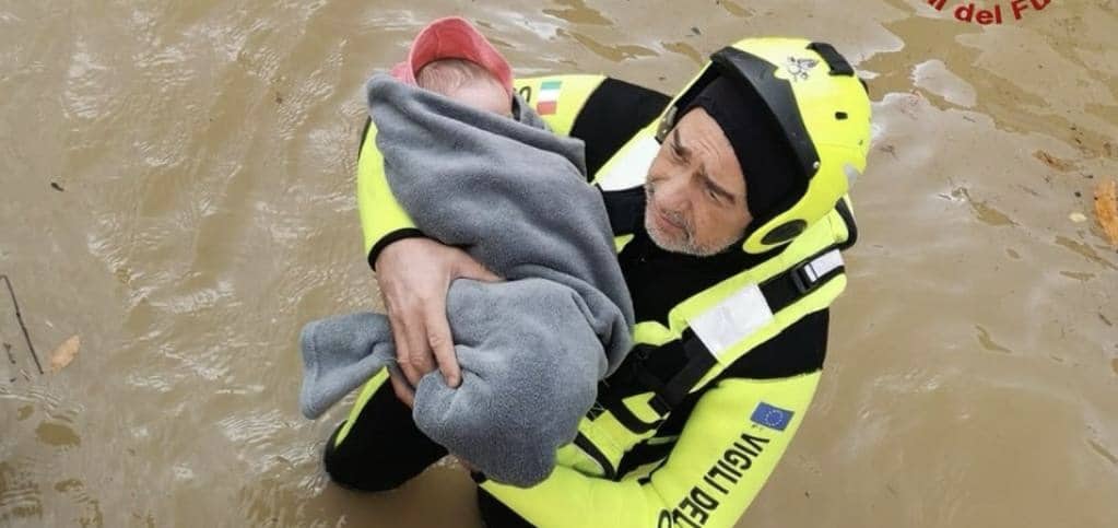 Vigile del fuoco premiato per salvataggio neonata durante alluvione a Quarrata.