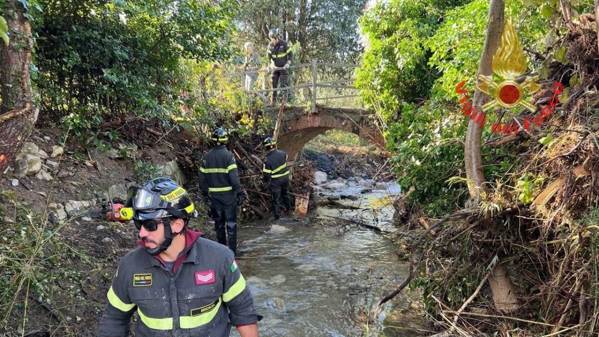 Vigili del Fuoco da Brescia a Prato per aiutare gli alluvionati