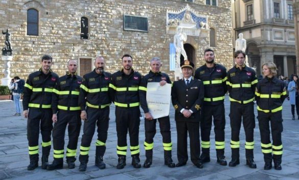 Vigili del fuoco premiati per salvataggio anziano caduto nel pozzo a Firenze