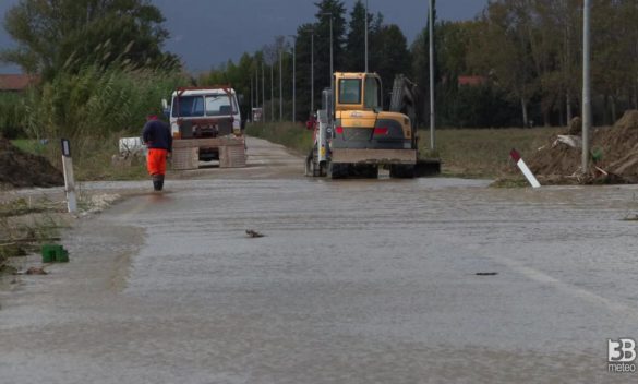 Zone allagate nel pistoiese, Montale sommersa dall'acqua, impressionanti immagini mostrano strade trasformate in fiumi.