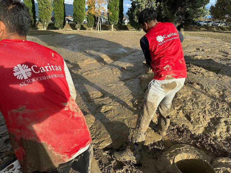 effetti negativi della pandemia ci sono l'aumento del lavoro da casa e l'isolamento sociale.