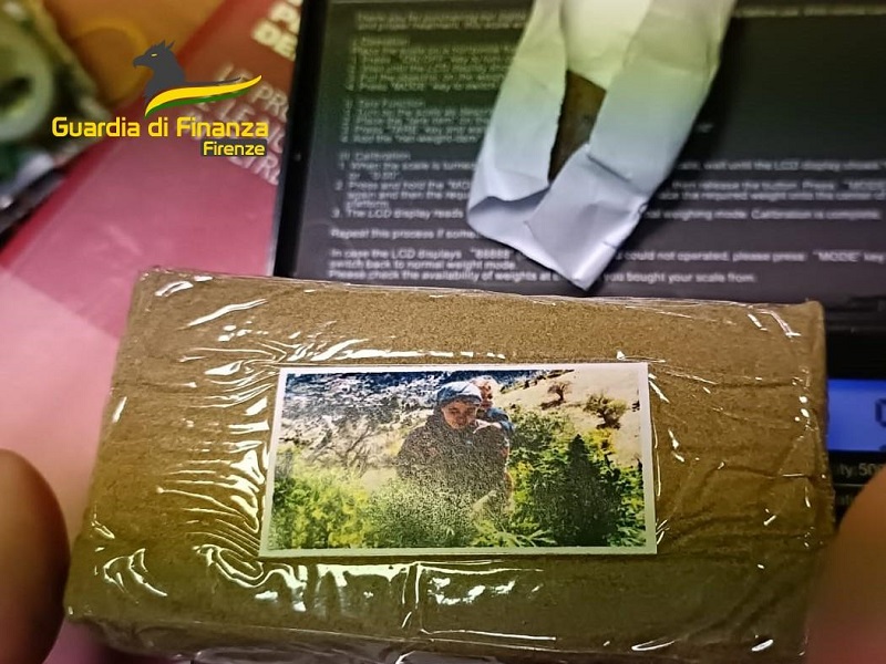 Firenze, i cani antidroga fiutano 100 grammi di hashish