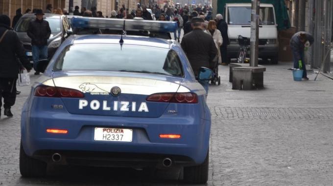 Ladri di 16 e 13 anni rubano un televisore e minacciano testimone con un machete