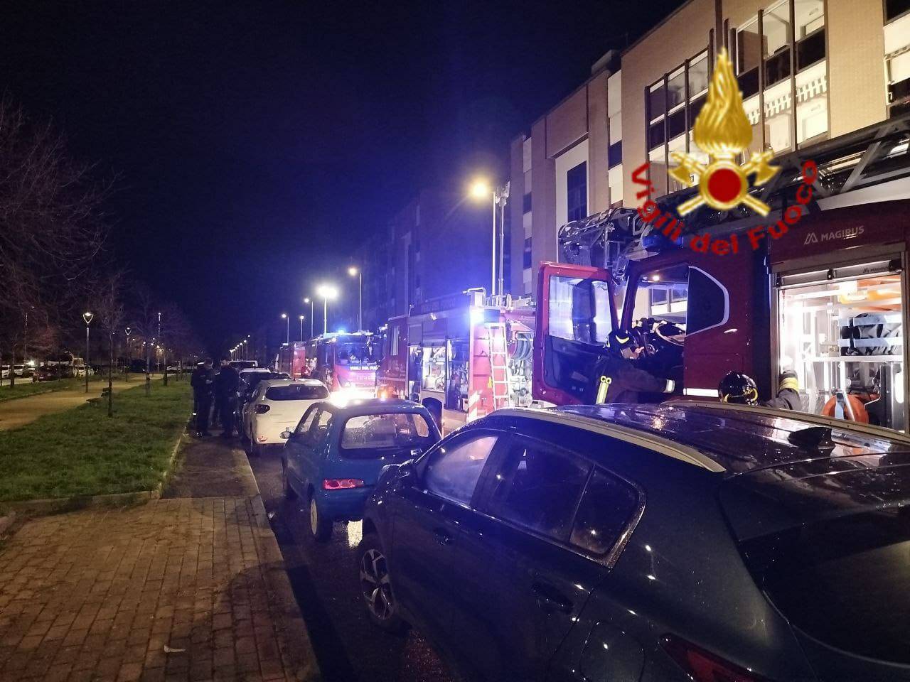 Livorno: incendio nella notte in un palazzo. Tre intossicati dal fumo