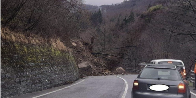 PRATO - Tratto strada 325 tra Sassetta e Montepiano interrotta per frana