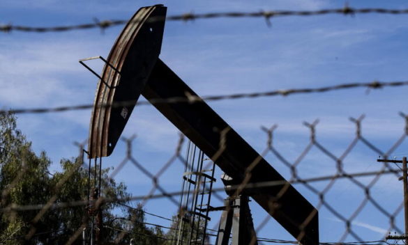 Petrolio in netto rialzo su Medio Oriente ma sotto i 90 dollari