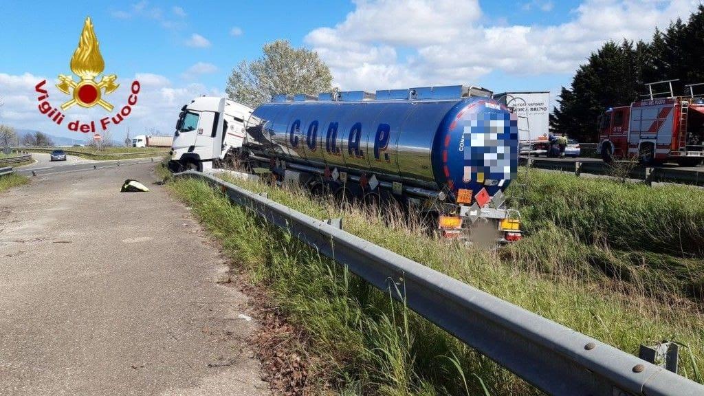 Cisterna con acetato di vinile esce di strada: chiuso tratto della Fi-Pi-Li