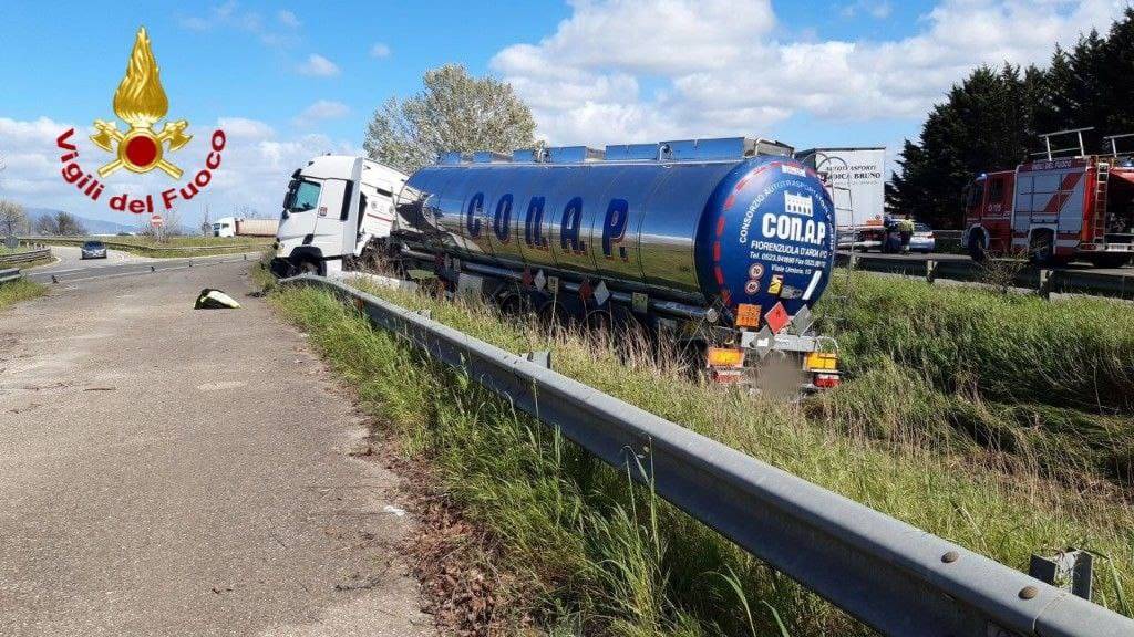 Fipili: tir finisce fuori strada allo svincolo di Livorno. Carreggiate chiuse