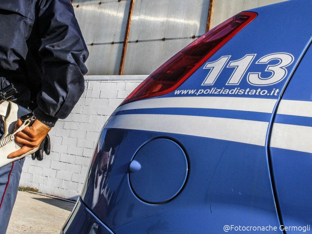 Firenze, spintona una giovane per rubarle la borsa poi aggredisce gli agenti: arrestato