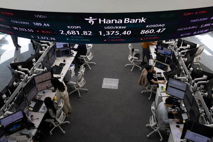 Borsa: l'Asia chiude in calo con la crisi in Medio Oriente