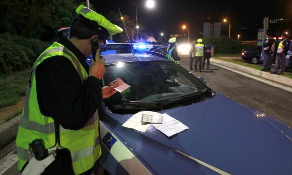 Livorno, a 100 all’ora su una Mercedes: inseguito e fermato ubriaco in via Cairoli