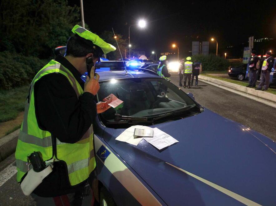 Livorno, a 100 all’ora su una Mercedes: inseguito e fermato ubriaco in via Cairoli