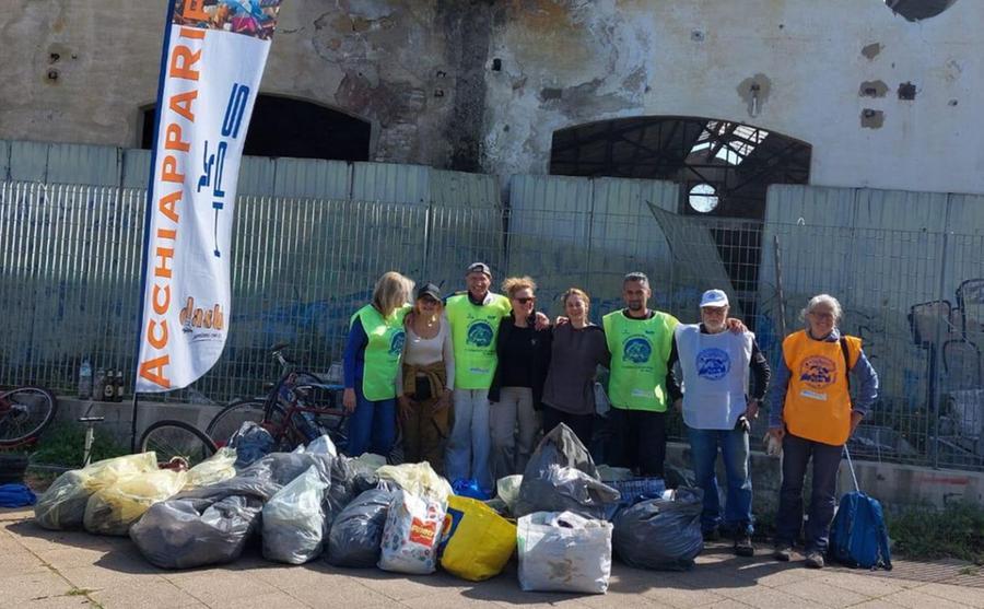 Livorno, ripulito il boschetto del Parterre dai volontari: c’erano anche lastre in eternit