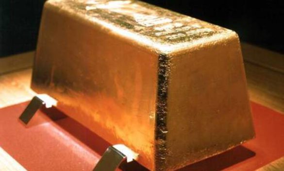 Il prezzo spot dell'oro scende a 2.374 dollari l'oncia