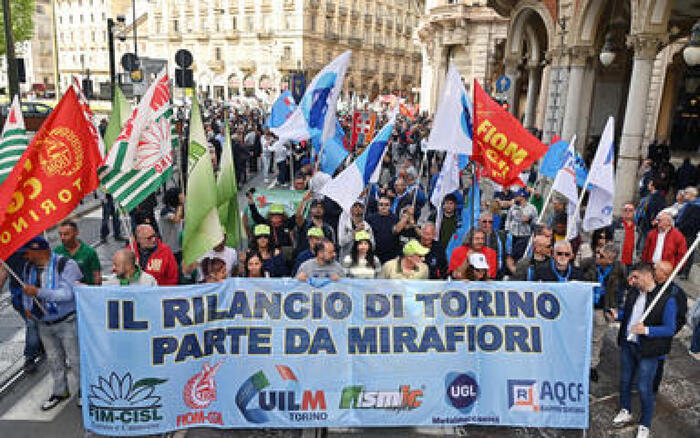 ++ Contratti di solidarietà per operai della 500e di Mirafiori +