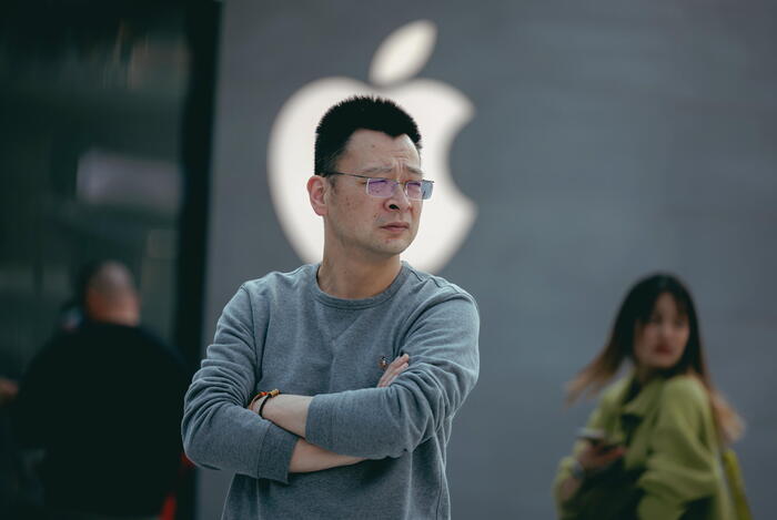 Cina ordina ad Apple di rimuovere WhatsApp e Threads