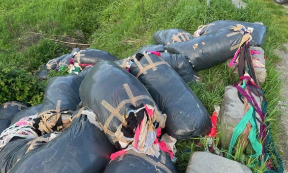 Tornano le discariche di scarti tessili: 25 sacchi abbandonati in via di Bogaia | TV Prato