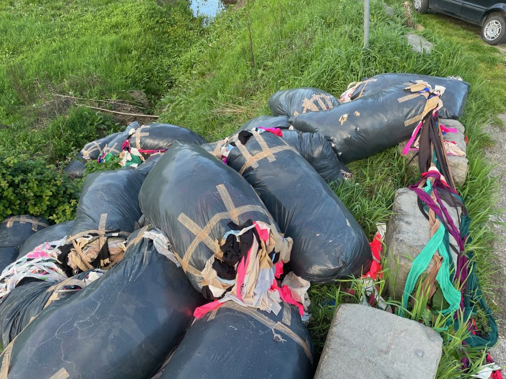 Tornano le discariche di scarti tessili: 25 sacchi abbandonati in via di Bogaia | TV Prato