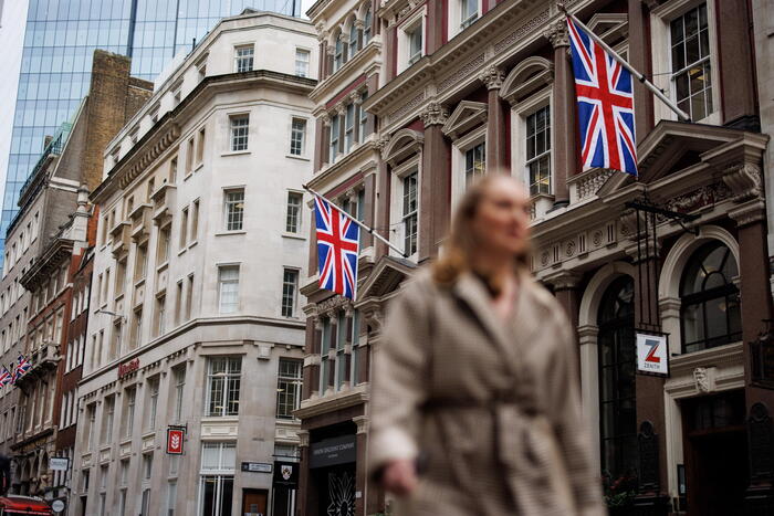 Borsa: l'Europa in ordine sparso in attesa della Bank of England