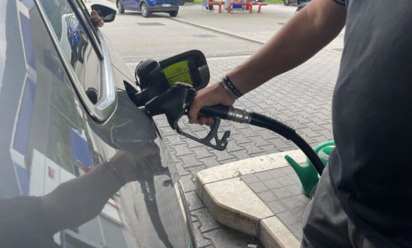 Prezzi fermi per i carburanti, benzina al self a 1,883 euro