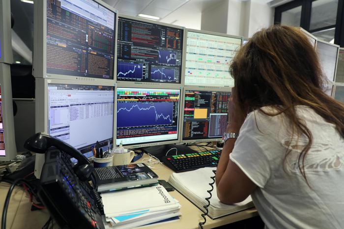 Borsa: Milano +0,3% con le banche, vendite su Stellantis