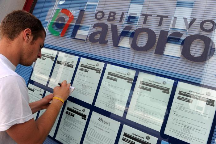 Orari lunghi per 10% lavoratori italiani, 49 ore a settimana