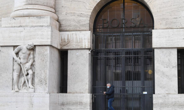 Borsa: Milano peggiora (-0,9%), pesano Mps, Iveco e Campari
