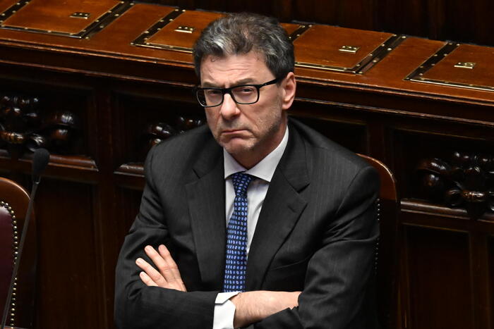 Giorgetti, non è sbagliato che banche facciano sacrifici