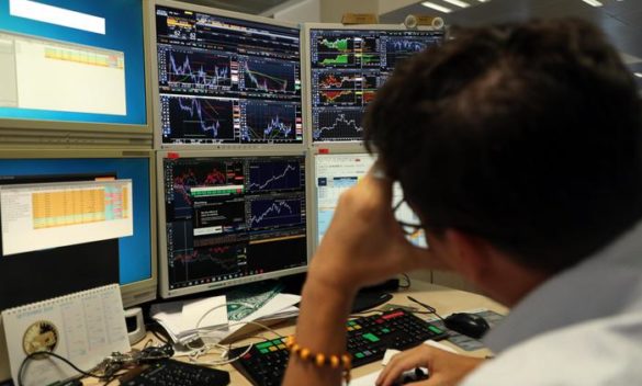 Borsa: Milano cede l'1,16% con le banche, lo spread a 152 punti