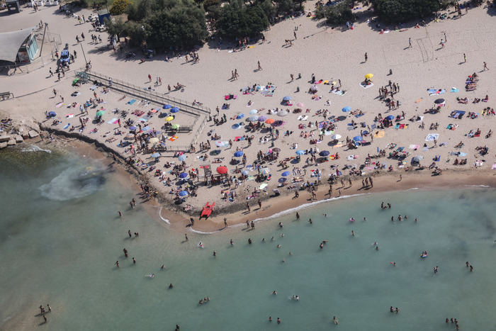 Sole e spiagge piene nel primo vero week end d'estate