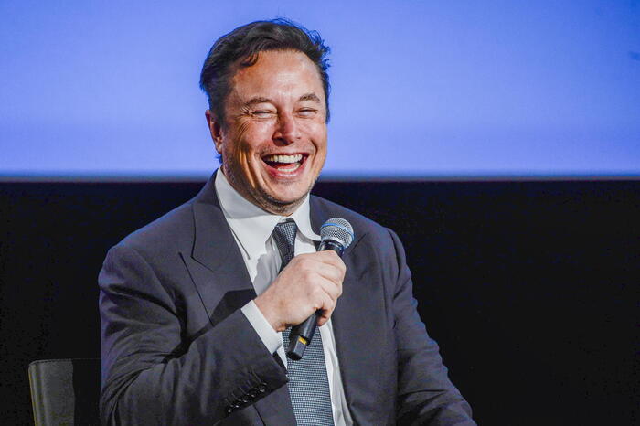 Gli azionisti di Tesla votano maxi-compenso Musk, è referendum